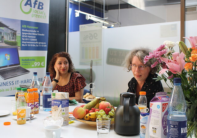 EU-Abgeordnete Katrin Langensiepen sowie die Fraktionsvorsitzende der Grünen Hannover, Evrim Camuz frühstücken am AfB Standort in Hannover