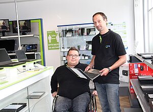 Tobias Böhnke, Auszubildender, und Ingo Ramme, Shopleiter bei AfB