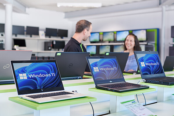 Verkaufssituation im AfB-Shop mit Windows 11 Geräten