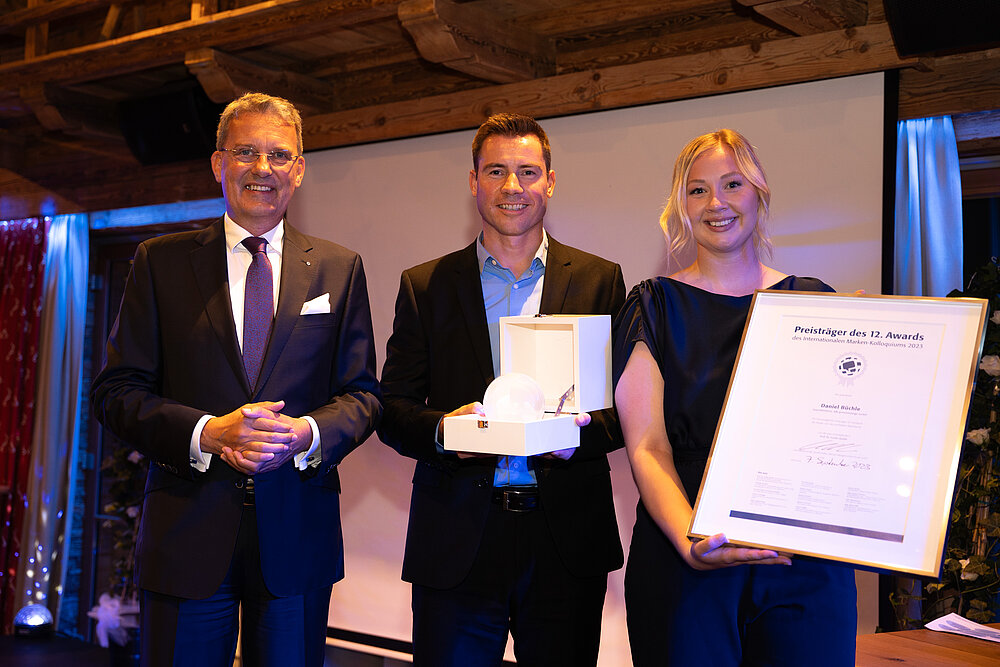 AfB-Geschäftsführer Daniel Büchle erhält den Award des Internationalen Marken-Kolloquiums