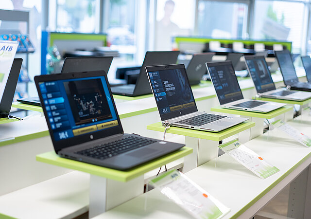 Ausstellungstücke Laptops / AfB Shop Ettlingen bei Karlsruhe / Technische Daten Anforderungen der Geräte beiliegend