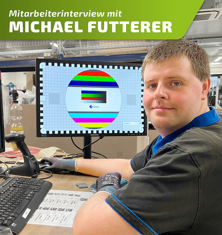 Grafik mit einem Foto von Michael Futterer beim Monitortest. Er sitzt am PC und lächelt in die Kamera. Auf einem Monitor wird gerade dessen Farbgebung kontrolliert. Auf der Grafik steht: "Mitarbeiterinterview mit Michael Futterer".