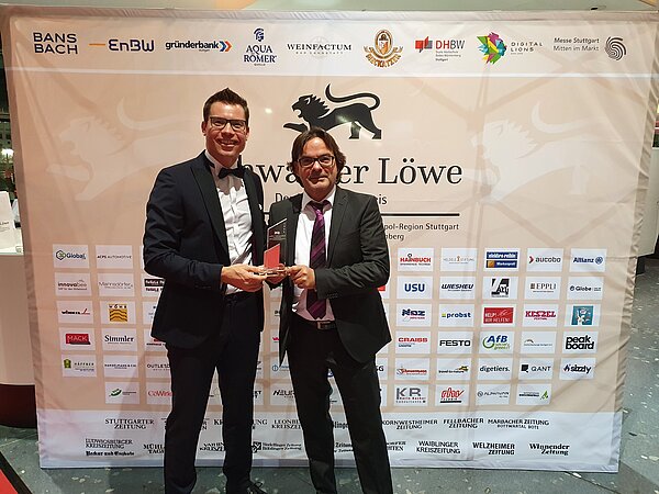 Daniel Büchle, Geschäftsführer AfB social & green IT (links) und Mike Reif, Global Sales Manager (rechts) freuen sich über die Auszeichnung des Wirtschaftspreises Schwarzer Löwe.