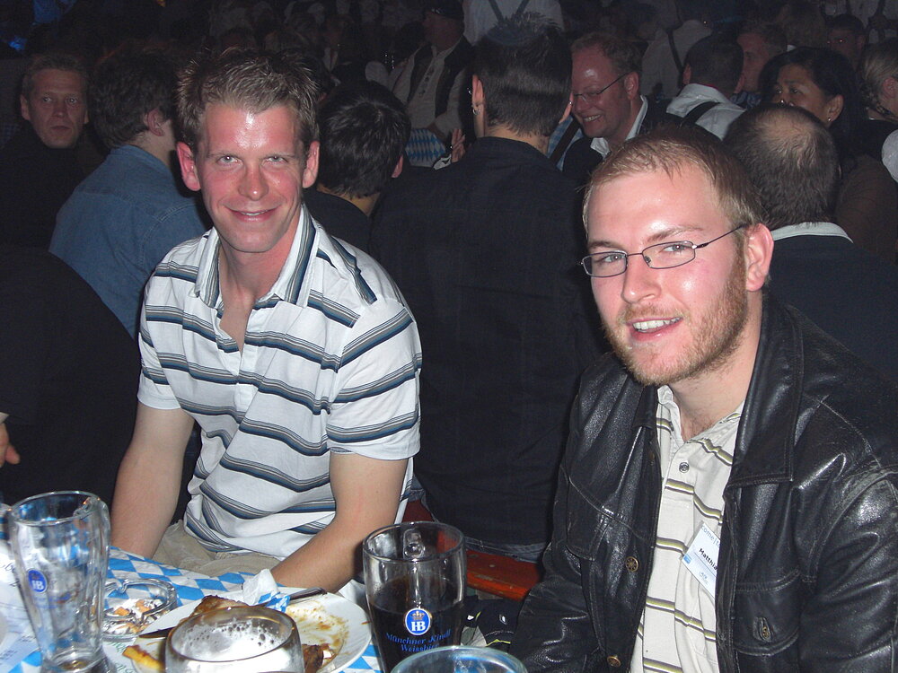 Zwei Kollegen von AfB beim Mitarbeiterfest im Jahr 2008