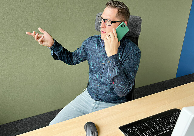 Dominik Gomer, Head of E-Commerce bei AfB social & green IT, telefoniert mit dem Fairphone 4.