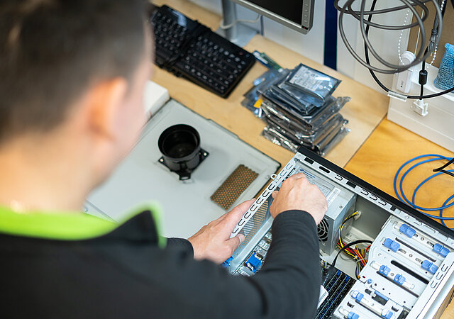 Einbau von SSD Festplatten AfB Mitarbeiter am Werken