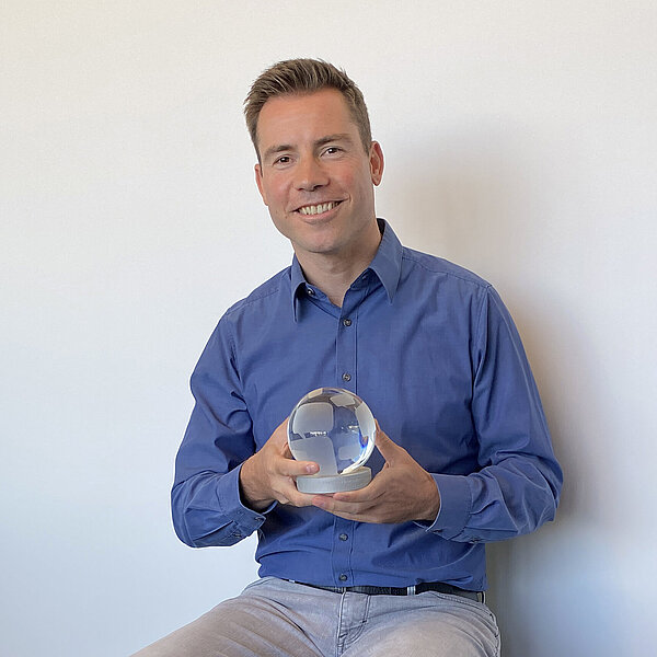 AfB-Geschäftsführer Daniel Büchle mit dem Award des Internationalen Marken-Kolloquiums