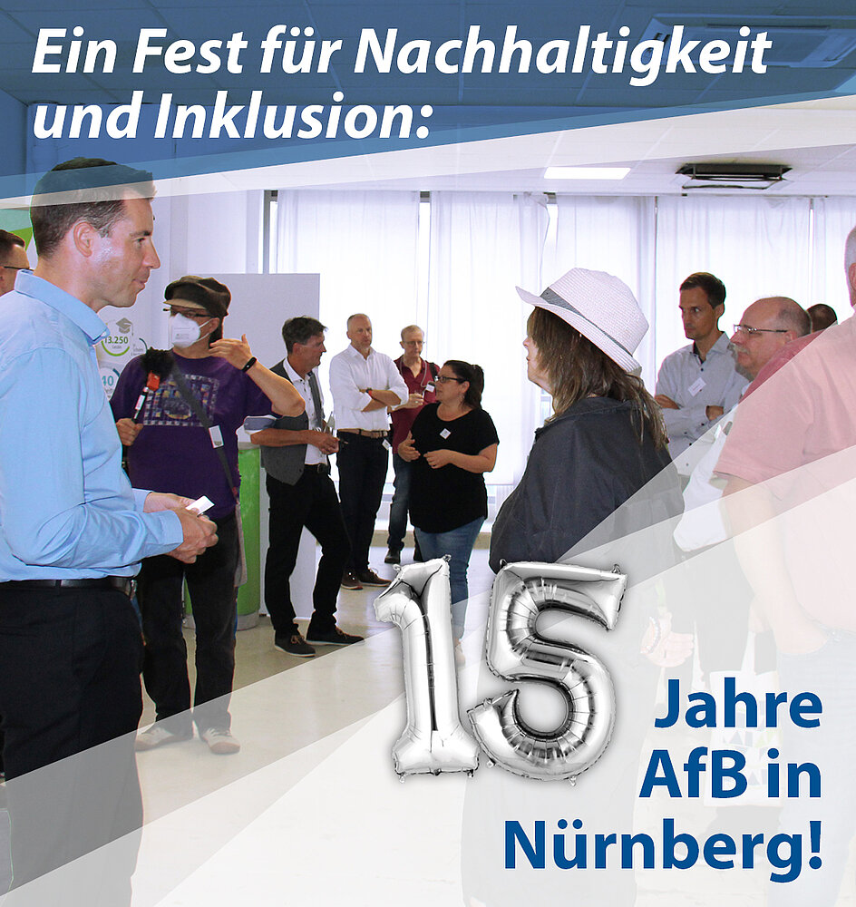 Menschen auf der Jubiläumsfeier von AfB Nürnberg. Text: "Ein Fest für Nachhaltigkeit und Inklusion: 15 Jahre AfB in Nürnberg!"