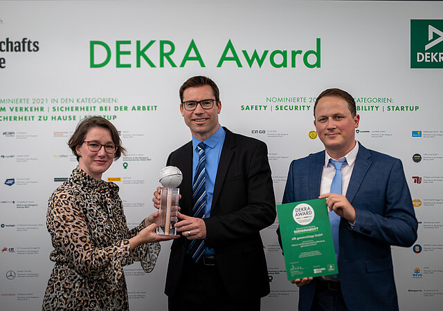DEKRA AWARD Siegerehrung / AfB Geschäftsführung empfängt Preis